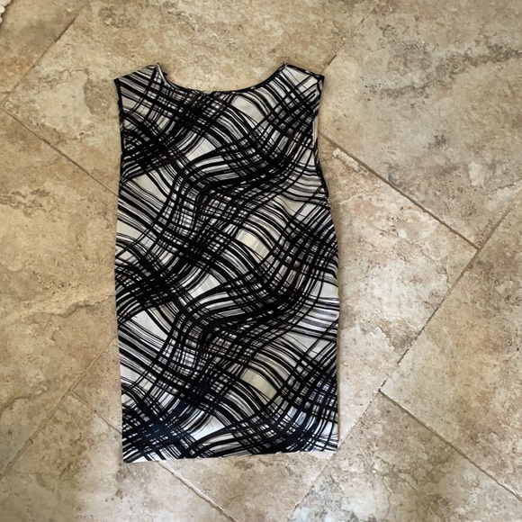 Kenneth Cole sheer top woman’s small
Sleeveless wave pattern black/white cami - Picture 4 of 9